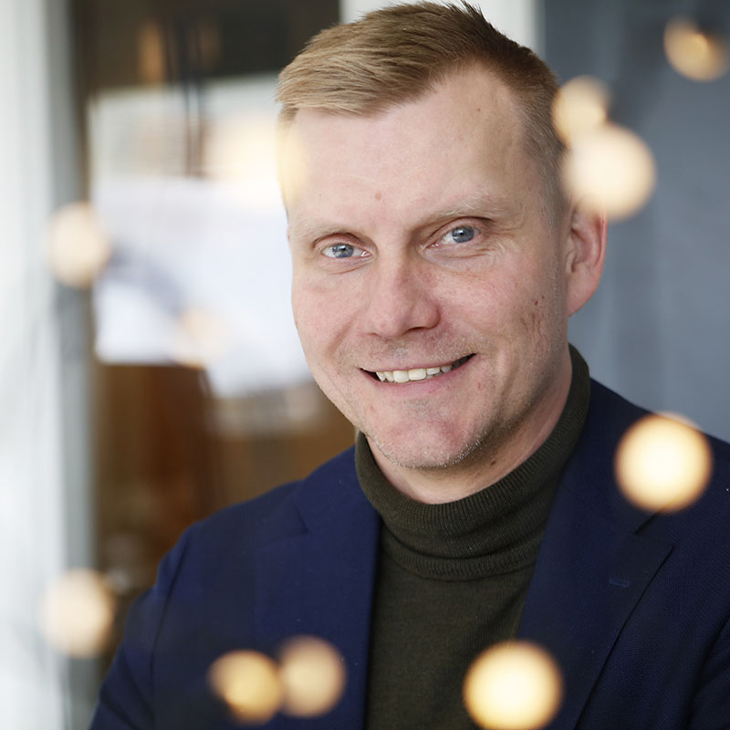 Kaupunginjohtajan ikkunaa koristaa Tuomaanristi